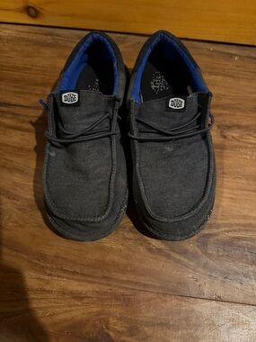 Hey Dude kids Casual Loafers in Charcoal with Blue Lining